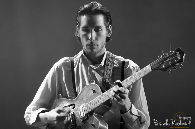 Concert de Cherry Boop Nice le bassiste fait de la guitare d'une manière figée