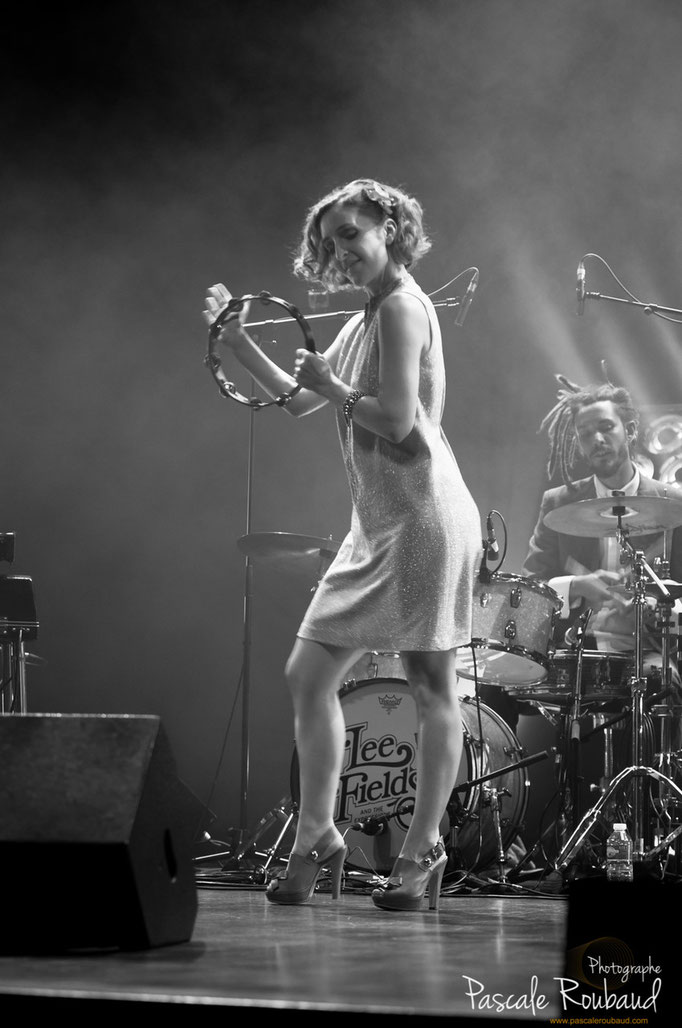 Cherry Boop photo en noir et blanc la chanteuse danse