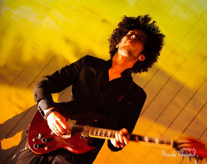 Photo couleur de waxtailor à la basse à Monaco 