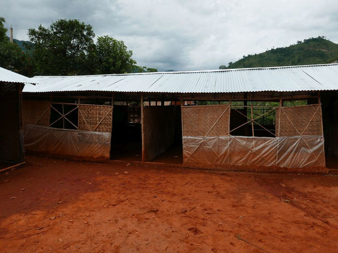 UNICEF hat als Übergangslösung Bambushäuser errichtet, die aber durch die Wetterumstände kaum ein halbes Jahr halten werden. Wie es danach weitergehen soll, kann sich hier noch keiner vorstellen.