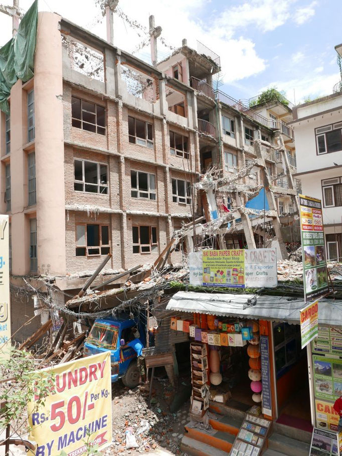 Ein eingestürztes Haus in Kathmandu. Vielerorts sind die Trümmer schon beseitigt und die Bruchstücke so gut es geht recycelt.