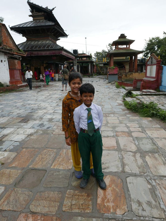 Im Hintergrund ein leicht beschädigter Tempel in Kathmandu. Die Beiden im Vordergrund waren einfach so süß, darum mussten wir DAS Bild nehmen ;-)