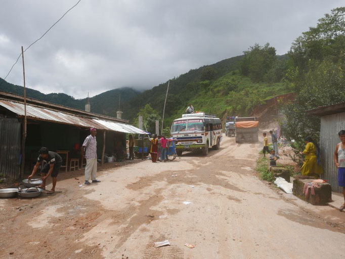 Mit dem Bus fuhren wir in die Berge Richtung Nuwakot.