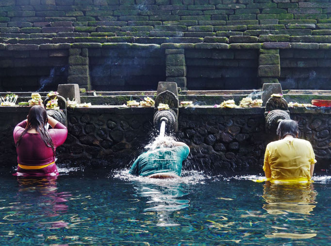 A Tirta Empul, les rituels de purification dans l'eau sacrée