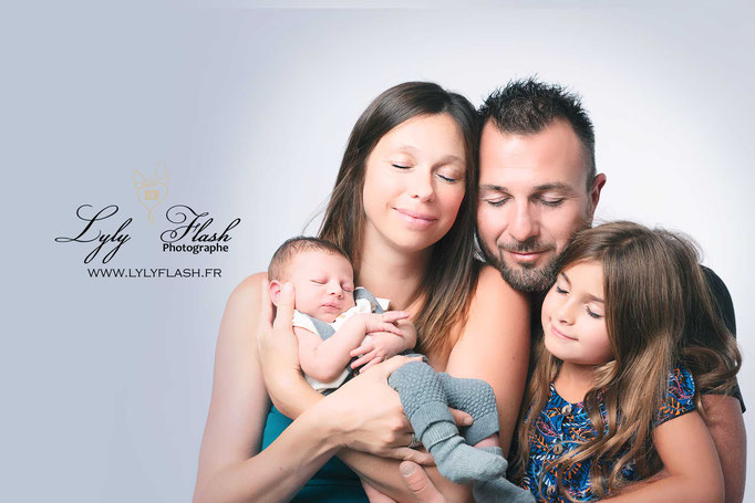 photo de naissance en famille près de le Pradet par la photographe de studio pour bébé lyly flash