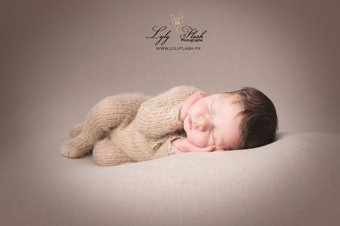 photo bébé naissance près de Hyères en studio photo par Lyly flash pour son doux shooting photo naissance nouveau-né 