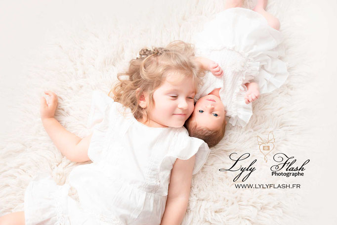 photo bébé à la naissance avec sa grande soeur par une photographe professionnelle en studio près de Flassans pour un shooting photo naissance