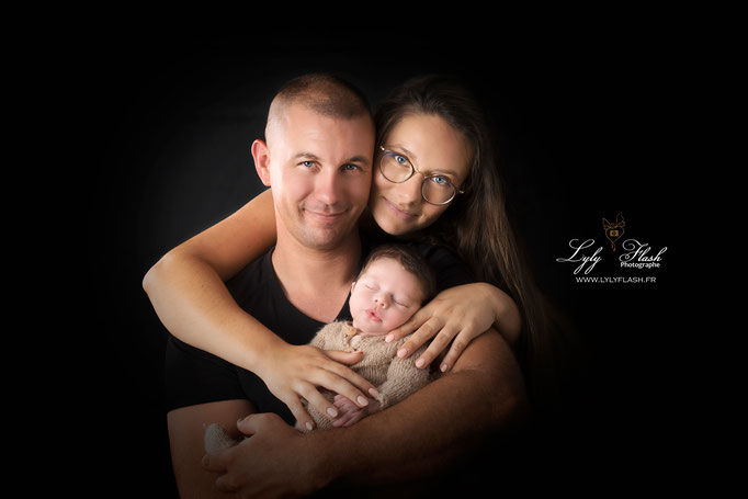 photo naissance en famille près de Puget ville lors de leur shooting photo naissance nouveau-né 