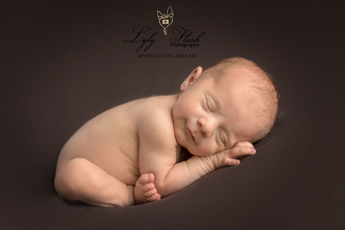 un portrait de bébé en position fœtal photographe bébé brignoles pendant le shooting photo naissance nouveau-né 