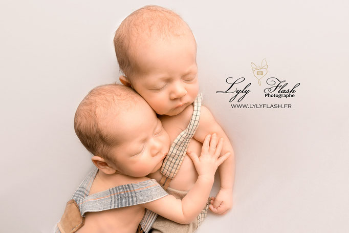 photo de jumeaux à la naissance en studio issue d'un shooting photo naissance nouveau-né  cocoon réalisée par lyly flash photographe pour bébé près de toulon