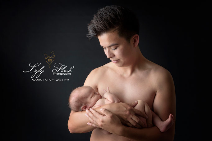 naissance; photo de papa et bébé en studio a la naissance par lylflash photographe de nouveau-né près de saint maximin la sainte baume
