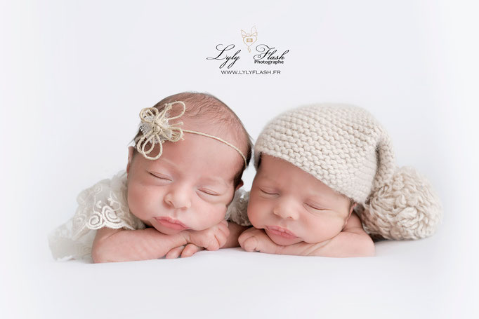 séance photo jumeaux à la naissance des nouveaux-nés La séance photo sure mesure a vos besoins par une photographe près de Cuers
