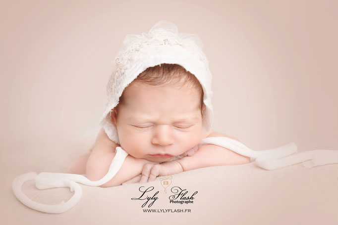 portrait de bébé a la naissance en studio photo par photographe pro en shooting photo naissance nouveau-né 