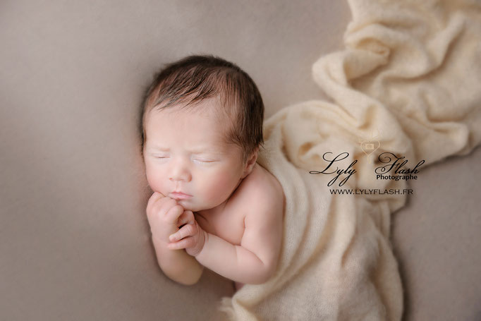 photo naissance lors d un shooting photo naissance nouveau-né  près de Carces par lyly flash photographe