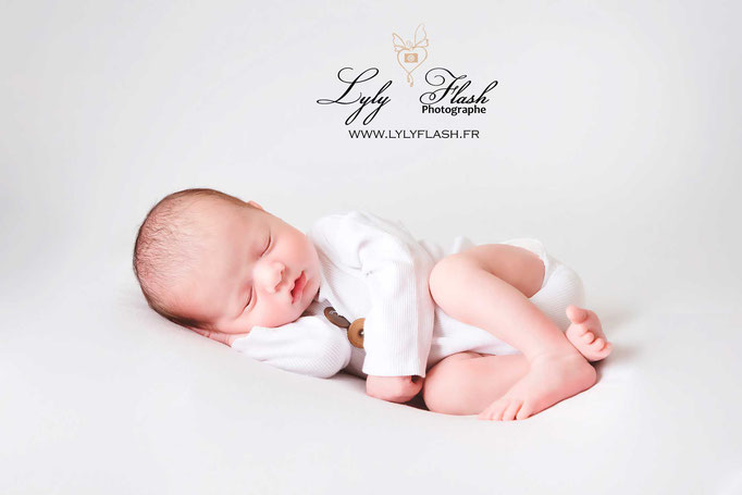 portrait de naissance une photo en douceur en studio photo professionnel près de carces lors d un shooting photo naissance nouveau-né 