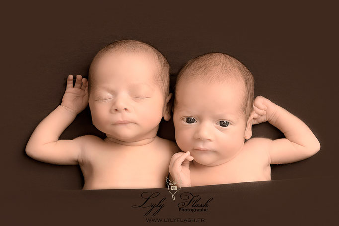 séance photo naissance jumeaux par lyly dlash photographe près de la rocbrussane formation shooting photo naissance nouveau-né 