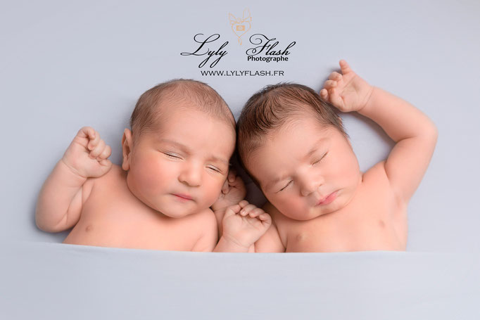 photographier 2 bébé des jumeaux naissance  pendant le shooting photo naissance nouveau-né  à La Crau