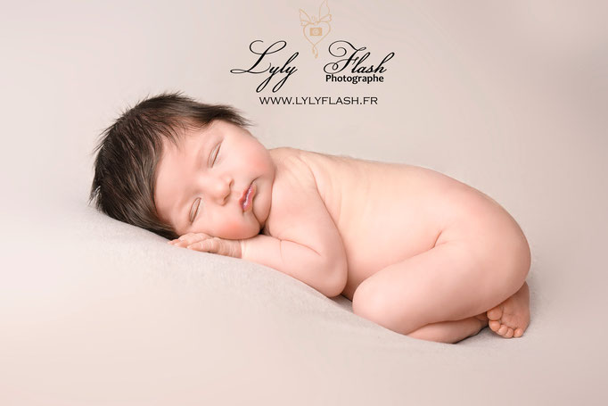 photo de bébé tout nu par lyly flash photographe du var en séance photo naissance shooting photo naissance nouveau-né 