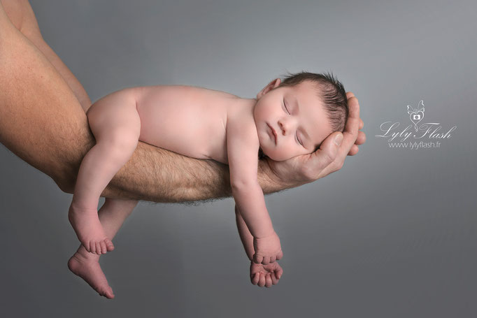 un bébé cajolé par son papa lors de son shooting photo naissance nouveau-né  par la photographe de Cotignac