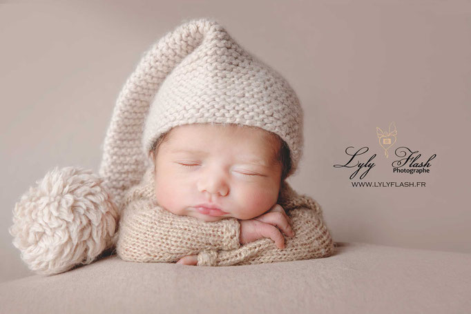 photographe naissance brignoles bébé avec petit bonnet en laine lors de son shooting photo naissance