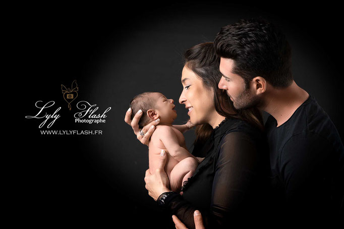 photographe près de Rocbaron réalise des séances photo de naissance en famille