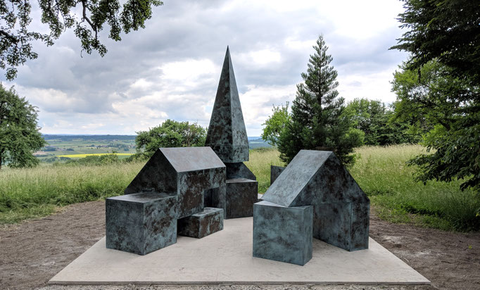 Drei Taschen voll Steine, Messing, 2018 Burgberg
