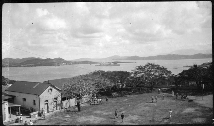 L'Astoria dans la baie de Nouméa, vu de la cour du Collège