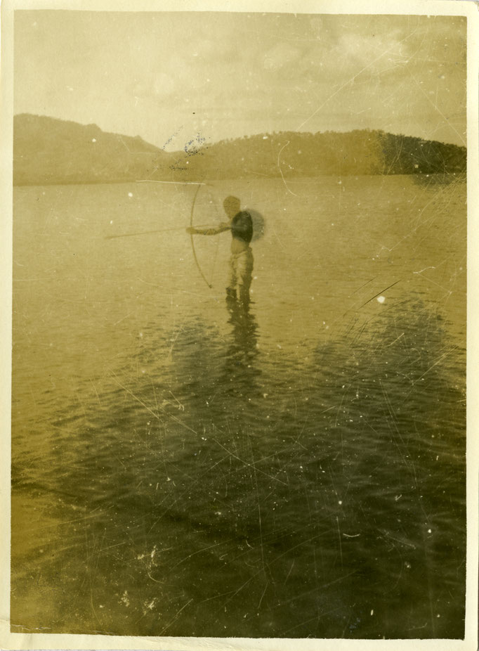 Homme pêchant à l'arc