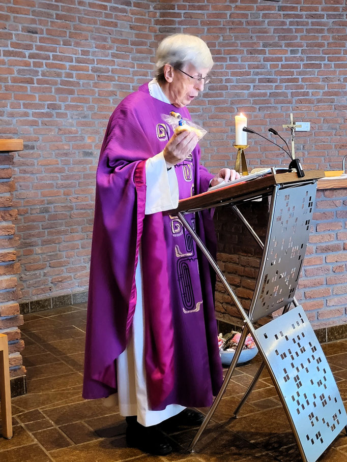 Pfarrer i.R. Joop Hoogervorst erläutert in der Predigt den Sinn des Gebäckes