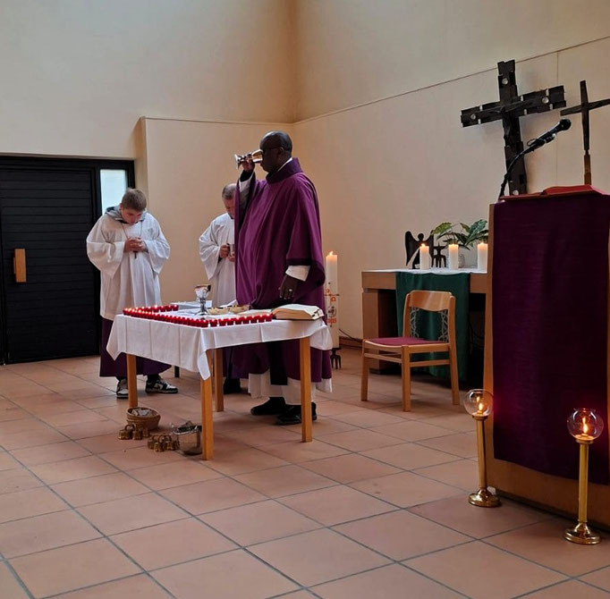 Heilige Messe mit Pfarrer Joseph auf dem Waldfriedhof Soltau
