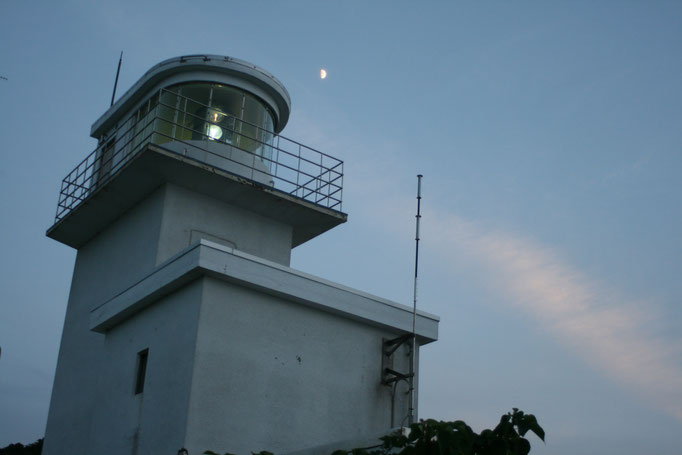 鳥ヶ首岬灯台　前方から撮影