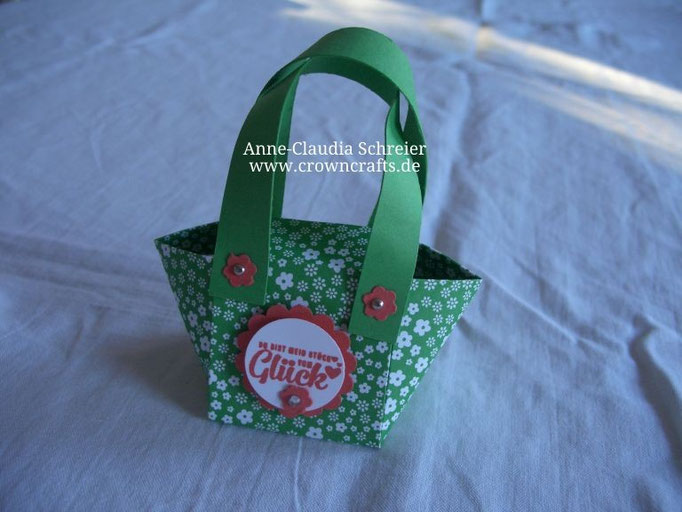So, jetzt kommt etwas von einer Kollegin mit Website: Diese süße kleine Tasche ist von Christine Häßler - http://www.stampinkreatine.blogspot.de/