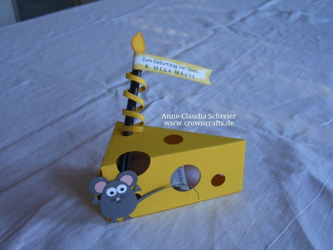 Ist dieses Käsestück inklusive Maus nicht klasse? Der untere Teil der Kerze ist ein schwarzer Strohhalm und im Käsestück sind zu verschenkende "Mäuse" - ein Geldschein! Ein Werk von Michaela Schaal - leider ohne Blog!