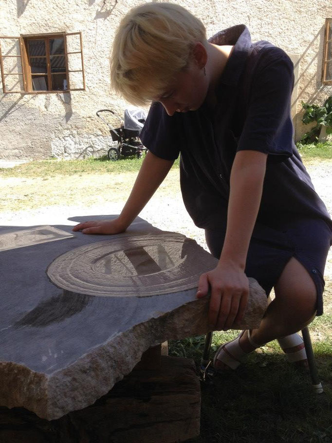 Gesicht in Wasser Steinskulptur Abelina Carissima Magometschnigg