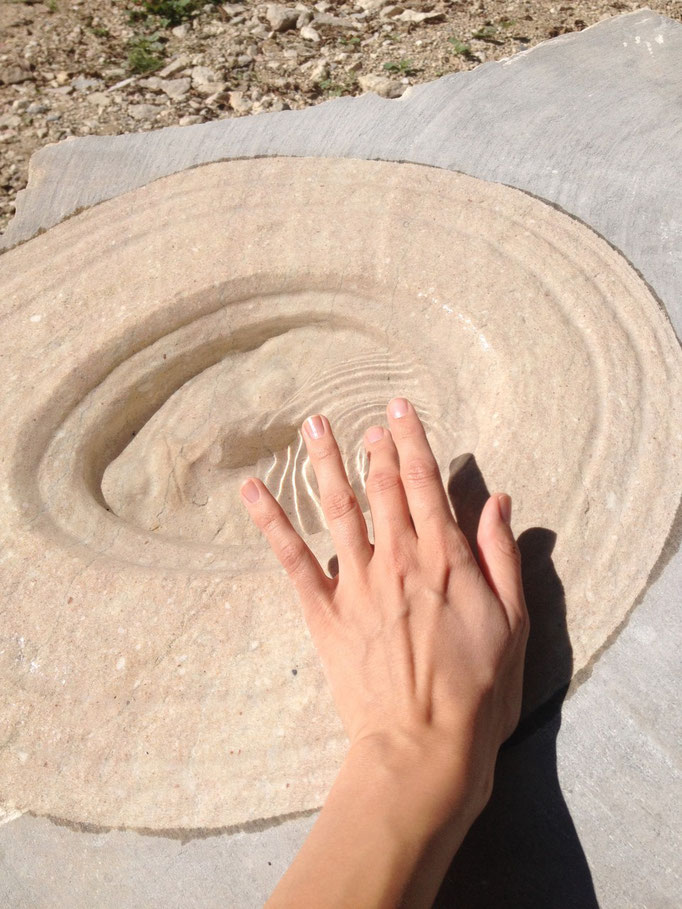 Gesicht in Wasser Steinskulptur Abelina Carissima Magometschnigg