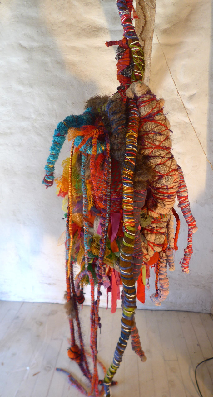 TOTOUS sculpture textile Matériaux de récolte et de recyclage Caroline Delannoy 200cm