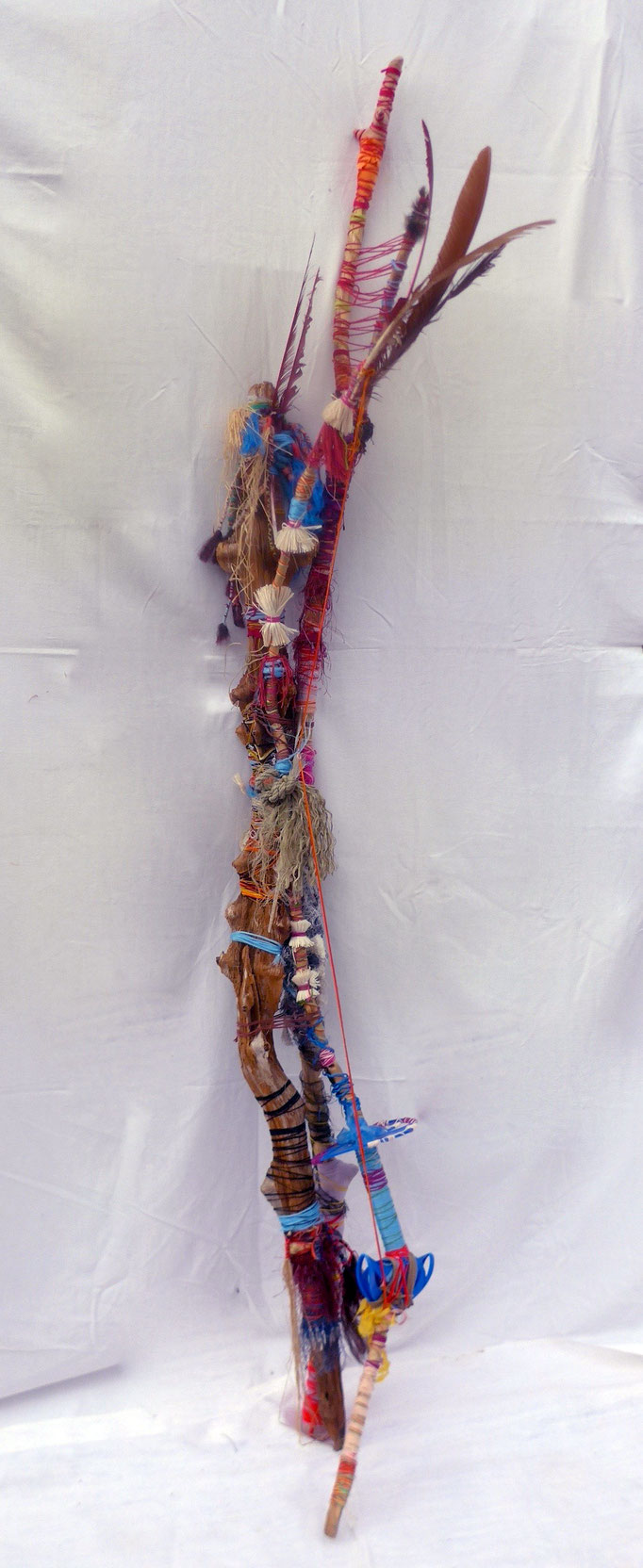 TOTOUS sculpture textile/3bois écorcés/plastique Matériaux de récolte et de recyclage Caroline Delannoy 170cm