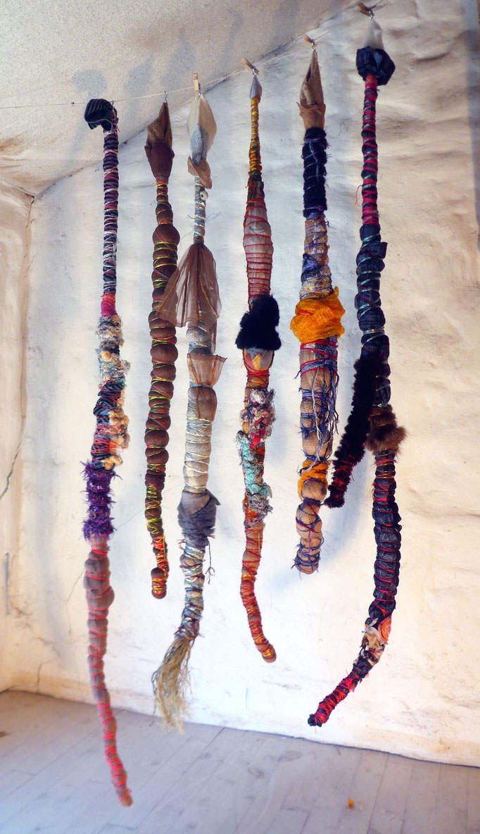 TOTOUS sculpture textile Matériaux de récolte et de recyclage Caroline Delannoy 120cm