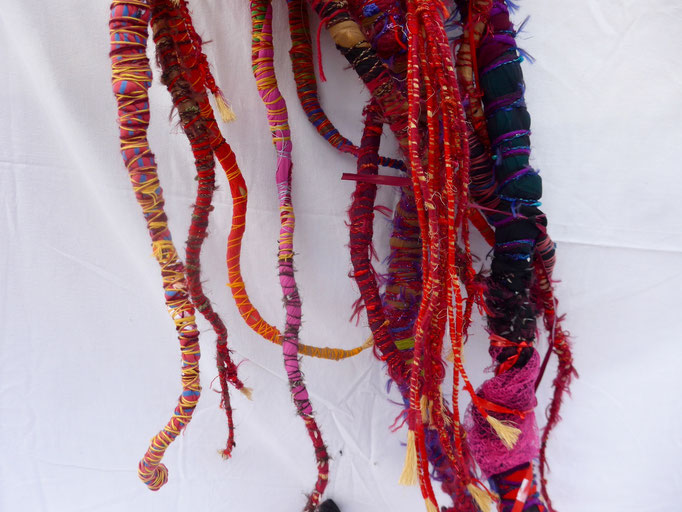 TOTOUS sculpture textile Matériaux de récolte et de recyclage Caroline Delannoy détail
