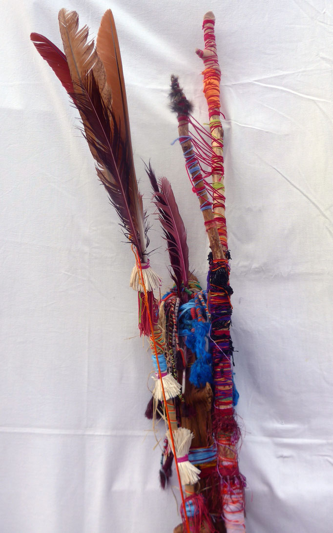 TOTOUS sculpture textile/bois écorcés/plumes Matériaux de récolte et de recyclage Caroline Delannoy 180cm