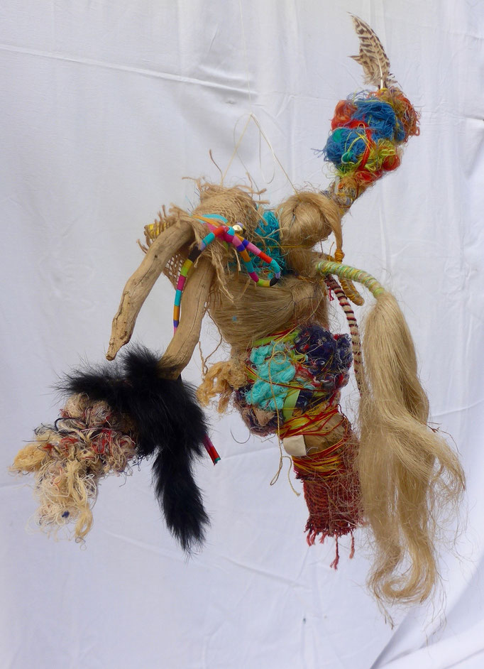 TOTOUS sculpture textile/bois écorcé/crin/fourure/plume Matériaux de récolte et de recyclage Caroline Delannoy 30cm