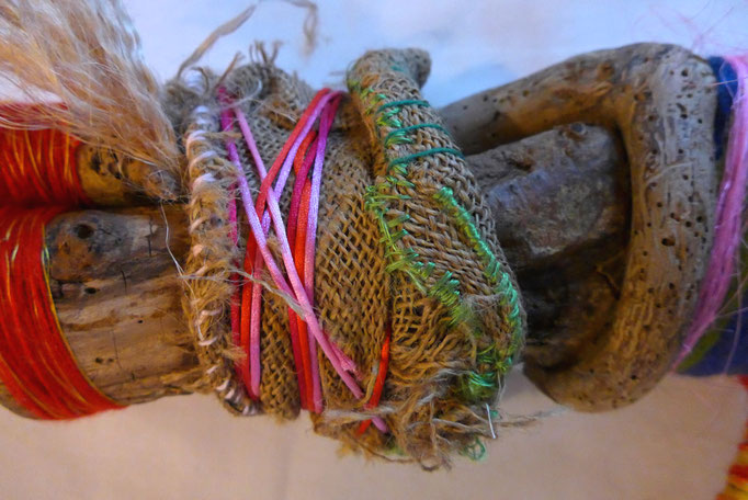 TOTOUS sculpture textile/ liane/bois Matériaux de récolte et de recyclage MCaroline Delannoy 30cm