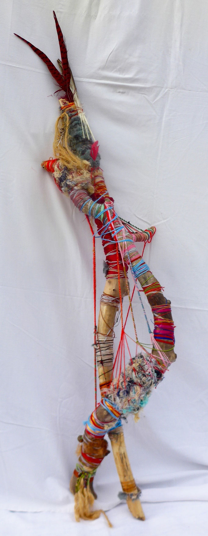 TOTOUS sculpture textile/bois écorcés/plumes Matériaux de récolte et de recyclage Caroline Delannoy 150cm