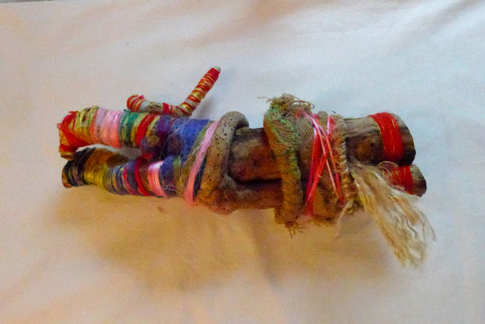 TOTOUS sculpture textile/ liane/bois Matériaux de récolte et de recyclage Caroline Delannoy 30cm