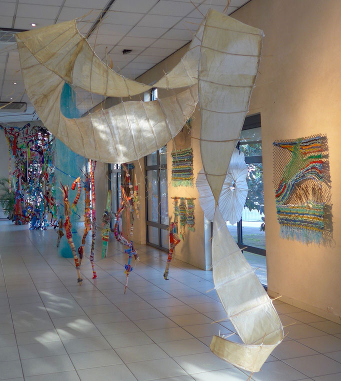 Exposition TOTOUS sculptures et tissages textile  et sculpture papier Matériaux de récolte et de recyclage Caroline Delannoy 120cm