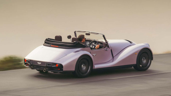 Supersport von hinten mit offenem Verdeck
