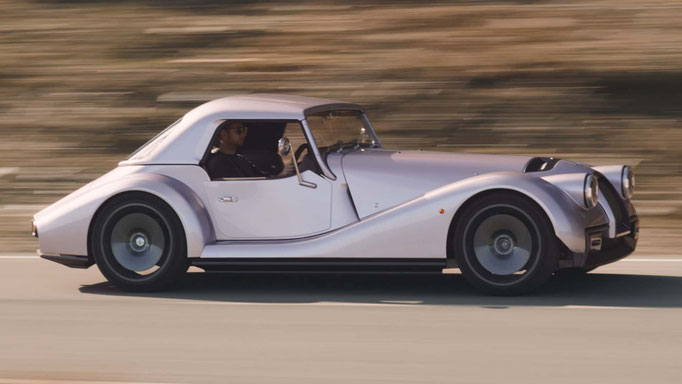 Supersport mit Hardtop während der Fahrt