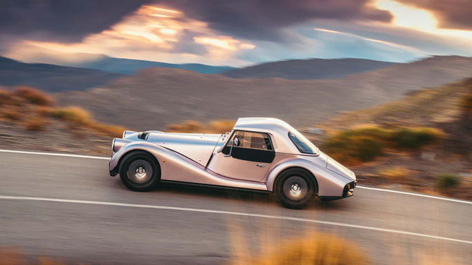 Supersport mit Hardtop in der Kurve