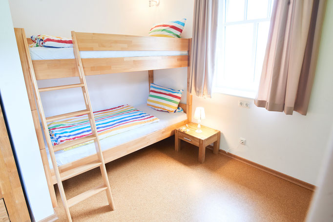 Kinderzimmer mit Hochbett der Ferienwohnung "Am großen Findling" auf dem Imkershof der Familie Röhrs in Schneverdingen-Surbostel