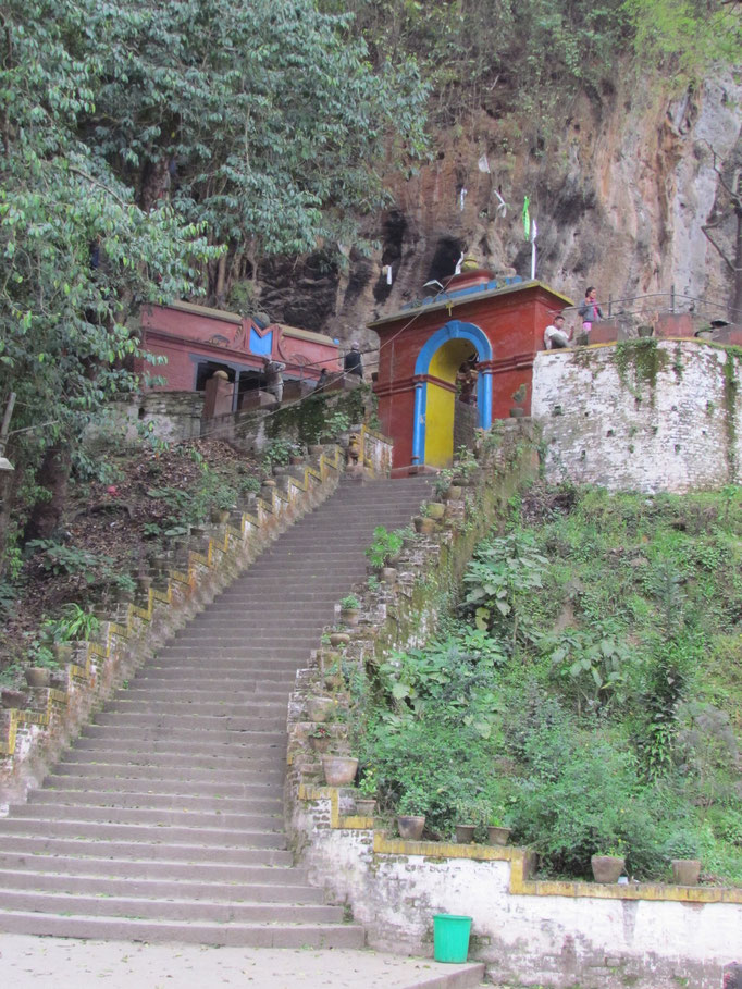 Aufstieg zum Shesh-Narayan-Tempel